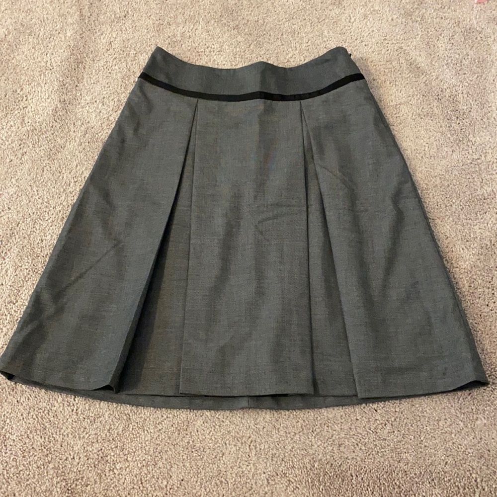 Gorgeous grey flat pleated skirt with black detail at waist. EUC, SF/PF home.